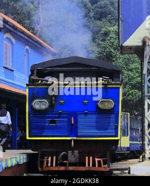 unesco-Welterbe (nilgiri Mountain Railway) Dampflokomotive Spielzeugzug am coonoor Bahnhof in der Nähe von Ooty in tamil nadu, indien Stockfoto