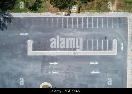 Luftaufnahme Drohne Draufsicht Aufnahme von leeren Parkplatz im Freien Fahrzeuge im Park Stockfoto