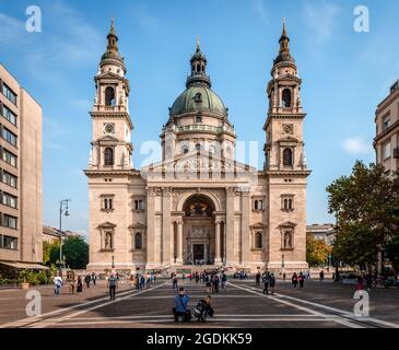 Budapest, Ungarn - Oktober 10 2018: Die westliche façade der St.-Stephans-Basilika, benannt nach dem Heiligen Stephan I., dem ersten König von Ungarn. Stockfoto