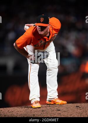 San Francisco, USA. August 2021. 13. August 2021: San Francisco Giants Relief Pitcher Jake McGee (17) liest Signale, während eines MLB-Spiels zwischen den Colorado Rockies und den San Francisco Giants im Oracle Park in San Francisco, Kalifornien. Valerie Shoaps/CSM Credit: CAL Sport Media/Alamy Live News Stockfoto