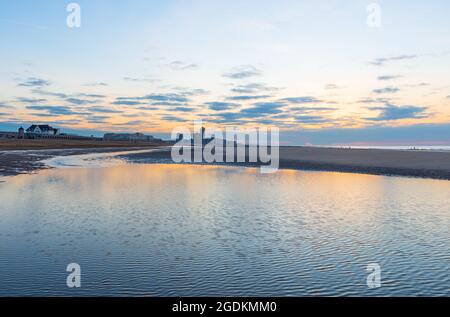 Oostende (Ostende) Strandskilhouette an der Nordsee bei Sonnenuntergang, Flandern, Belgien. Stockfoto