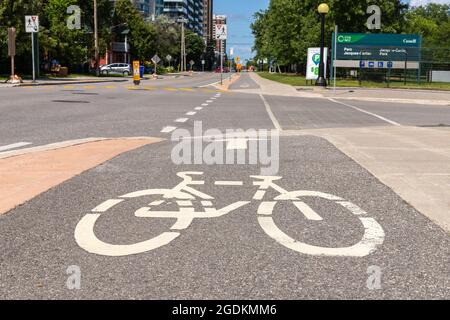 Gatineau, Kanada - 2. August 2021: Radweg auf der Straße. Fahrradschild auf der Straße für Radfahrer in der Stadt Gatineau, Quebec Stockfoto