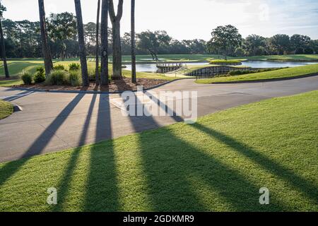 Blick bei Sonnenaufgang auf das weltberühmte 17. Island Green auf dem TPC Sawgrass Stadium Course, dem Heimstadion der SPIELER-Meisterschaft, in Ponte Vedra Beach, FL. Stockfoto