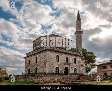 Blick auf die Fethiye Moschee, in der Akropolis (ITS Kale) der Altstadt von Ioannina, Griechenland. Stockfoto