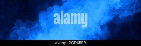 Blauer Aquarell Rauch oder Dunst auf dunklem Hintergrund in abstraktem diagonalem Lichtschaft mit Aquarell-Randanschnitt und wispiger Textur, abstrakte Wolken o Stockfoto