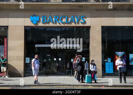 Edninburgh, Großbritannien. Juli 2021. Die Menschen gehen an einer Filiale der Barclays Bank in Edinburgh, Schottland, vorbei. (Foto: Dinendra Haria/SOPA Images/Sipa USA) Quelle: SIPA USA/Alamy Live News Stockfoto