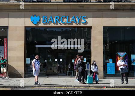 Die Menschen gehen an einer Filiale der Barclays Bank in Edinburgh, Schottland, vorbei. Stockfoto