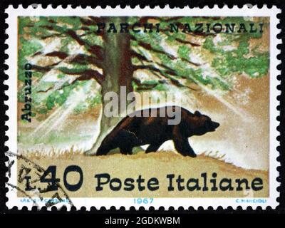 ITALIEN - UM 1967: Eine in Italien gedruckte Marke zeigt Braunbär, Abruzzen-Nationalpark, um 1967 Stockfoto