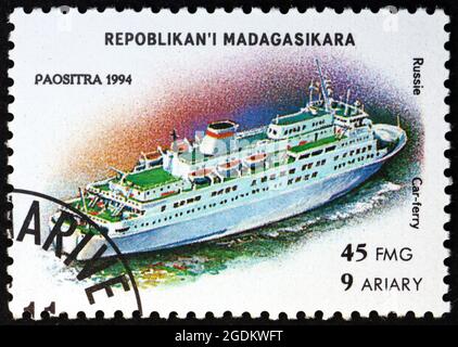 MALAGASY - UM 1994: Eine in Malagasy, Madagaskar gedruckte Marke zeigt russische Autofähre, moderne Schiffe, um 1994 Stockfoto