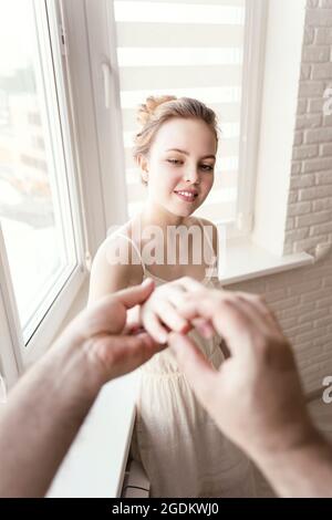 Der Bräutigam legt den Ring auf den Finger der Braut. Verlobung Stockfoto