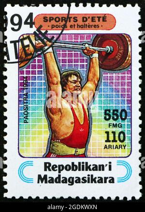 MALAGASY - UM 1994: Eine Marke, gedruckt in Malagasy, Madagaskar, zeigt Gewichtheben, Sport, um 1994 Stockfoto