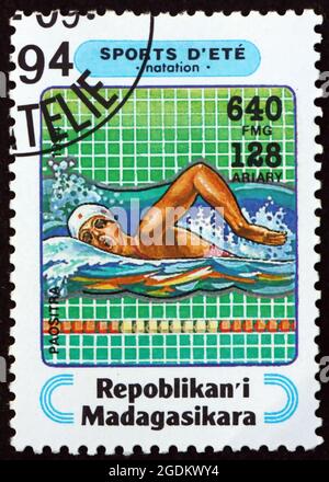 MALAGASY - UM 1994: Eine in Malagasy gedruckte Marke zeigt Schwimmen, Sport, um 1994 Stockfoto