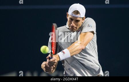 (210814) -- TORONTO, 14. August 2021 (Xinhua) -- John Isner aus den Vereinigten Staaten gibt den Ball gegen Gael Monfils aus Frankreich während des Viertelfinals des Männer-Einzelspieles bei den National Bank Open 2021 in Toronto, Kanada, am 13. August 2021 zurück. (Foto von Zou Zheng/Xinhua) Stockfoto