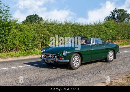 1973 70s grünes MG B MGB 1798cc Benzin-Cabrio auf dem Weg zur Capesthorne Hall Classic July Car Show, Ceshire, Großbritannien Stockfoto