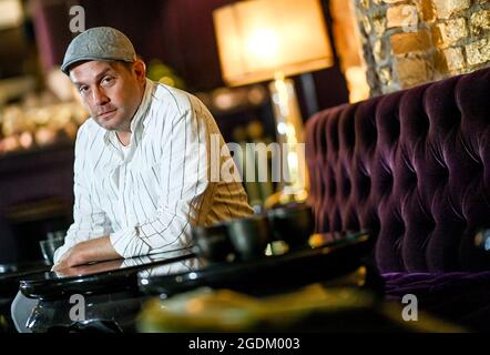 Berlin, Deutschland. August 2021. Sebastian Bezzel, Schauspieler am Rande eines dpa-Interviews. Kredit: Britta Pedersen/dpa-Zentralbild/dpa/Alamy Live Nachrichten Stockfoto