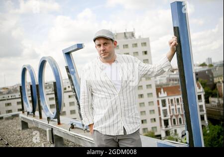 Berlin, Deutschland. August 2021. Sebastian Bezzel, Schauspieler am Rande eines dpa-Interviews. Kredit: Britta Pedersen/dpa-Zentralbild/dpa/Alamy Live Nachrichten Stockfoto