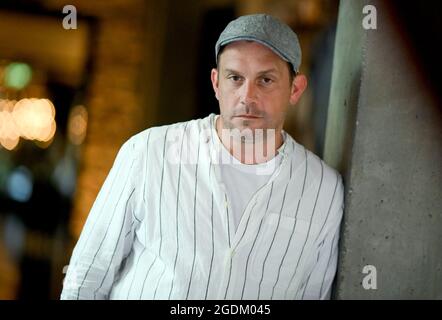 Berlin, Deutschland. August 2021. Sebastian Bezzel, Schauspieler am Rande eines dpa-Interviews. Kredit: Britta Pedersen/dpa-Zentralbild/dpa/Alamy Live Nachrichten Stockfoto