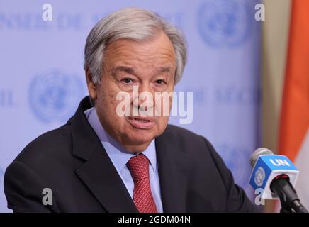 United Nations, New York, USA, 13. August 2021 - Generalsekretär Antonio Guterres informiert Reporter vor dem UN-Hauptquartier in New York City über die Situation in Afghanistan heute. Foto: Luiz Rampelotto/EuropaNewswire FOTOKREDIT ERFORDERLICH. Quelle: dpa picture Alliance/Alamy Live News Stockfoto