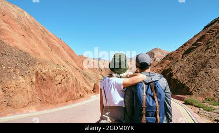 Rückansicht eines asiatischen Touristen-Paares, das die Aussicht im geologischen Nationalpark betrachtet Stockfoto