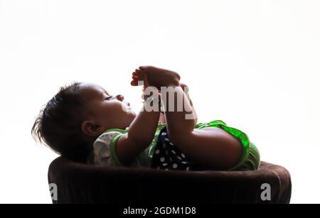 Liebenswert indischen neugeborenen Baby Mädchen schlafen. Stockfoto