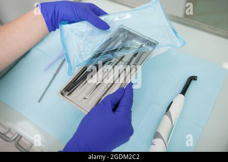 Nahaufnahme der Zahnärzte Hände Auspacken sterile Instrumente für die Zahnuntersuchung Stockfoto