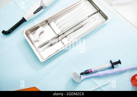 Draufsicht Nahaufnahme von Zahnarztinstrumenten auf dem Tisch in der Klinik Stockfoto