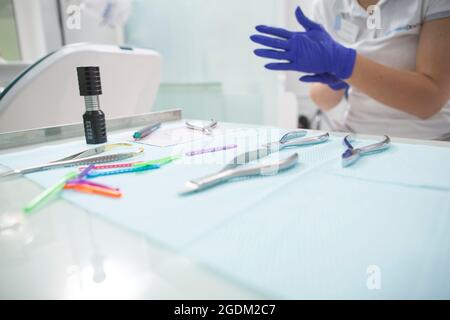 Nicht erkennbarer Zahnarzt, der medizinische Handschuhe für die zahnärztliche Untersuchung aufsetzt Stockfoto