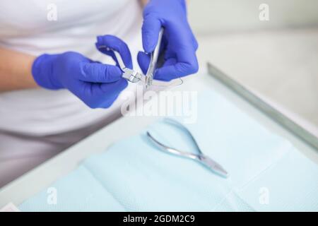 Nahaufnahme eines Zahnarztes, der Zahnspangen für den Patienten vorbereitet Stockfoto