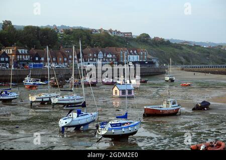 Segelboote im Außenhafen bei Ebbe, Folkestone, Kent, England, Vereinigtes Königreich Stockfoto