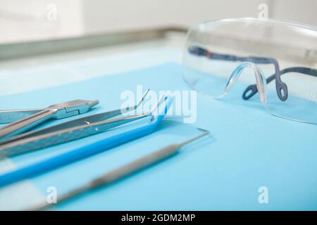 Nahaufnahme von Werkzeugen und Brillen von Zahnärzten Stockfoto