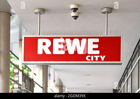 Karlsruhe, Deutschland - August 2021: Ladenschild des Supermarkts REWE City Stockfoto