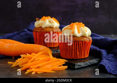 Karottenkuchen in Nahaufnahme auf dunklem Hintergrund Stockfoto