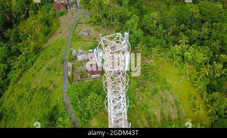 Telekommunikationsturm 5G. Telecom Tower 5G-Antennen und Satellit übertragen die Signale von Mobilfunksignalen 5g und 4g Stockfoto