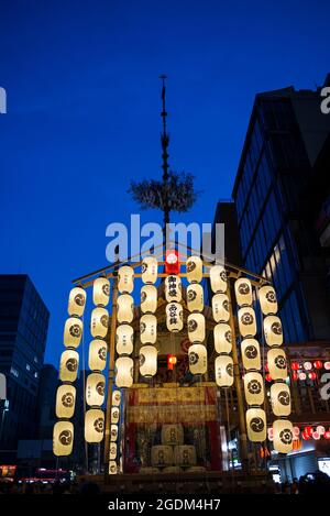 Chochin-Laternen auf einem Festwagen auf dem Yoiyoiyama im Bezirk Shijō-Karasuma während des Gion Matsuri, Kyoto, Japan Stockfoto