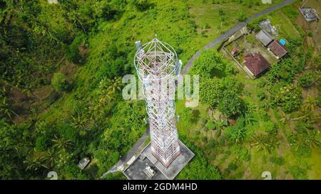 Telekommunikationsturm 5G. Telecom Tower 5G-Antennen und Satellit übertragen die Signale von Mobilfunksignalen 5g und 4g Stockfoto