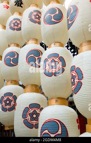 Chochin-Laternen auf einem Festwagen im Yoiyama im Bezirk Shijō-Karasuma während der Gion Matiuri, Kyoto, Japan Stockfoto