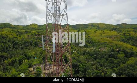 Telekommunikationsturm 5G. Telecom Tower 5G-Antennen und Satellit übertragen die Signale von Mobilfunksignalen 5g und 4g Stockfoto