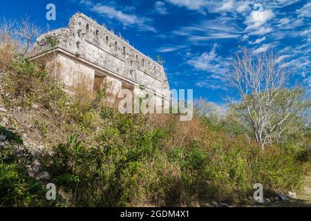 Gebäude in der Friedhofstempelgruppe an den Ruinen der alten Maya-Stadt Uxmal, Mexiko Stockfoto