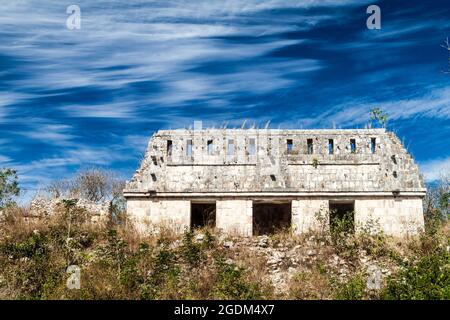 Gebäude in der Friedhofstempelgruppe an den Ruinen der alten Maya-Stadt Uxmal, Mexiko Stockfoto