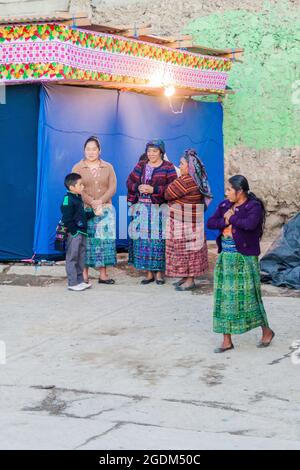 SAN MATEO IXTATAN, GUATEMALA, 19. MÄRZ 2016: Einheimische Frauen auf einer Straße im Dorf San Mateo Ixtatan. Stockfoto