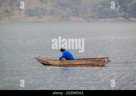SANTIAGO ATITLAN, GUATEMALA - 23. MÄRZ 2016: Fischer auf traditionellen Holzbooten auf dem Atitlan See in der Nähe des Dorfes Santiago Atitlan. Stockfoto