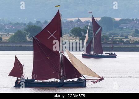 Stanford-le-Hope, Essex, Großbritannien. August 2021. Das erste Rennen im Jahr 1863 das Rennen, oder Spiel, gilt als der längste laufende Wettbewerb seiner Art in der Welt und wird von Thames Sailing Lastkähne des Designs, die seit dieser Zeit wenig verändert geblieben. Obwohl älter, hat sich der America's Cup entwickelt. Der lockere Start fand um 08:00 Uhr im Lower Hope Reach der Themse vor dem Stanford-le-Hope-Ufer statt. Das Rennen geht flussabwärts in die Mündung von Essex/Kent, bevor es wieder zur Ziellinie vor Gravesend zurückgeht, eine Distanz von 43 Seemeilen. SB Marjorie Positionierung Stockfoto