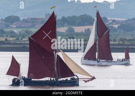 Stanford-le-Hope, Essex, Großbritannien. August 2021. Das erste Rennen im Jahr 1863 das Rennen, oder Spiel, gilt als der längste laufende Wettbewerb seiner Art in der Welt und wird von Thames Sailing Lastkähne des Designs, die seit dieser Zeit wenig verändert geblieben. Obwohl älter, hat sich der America's Cup entwickelt. Der lockere Start fand um 08:00 Uhr im Lower Hope Reach der Themse vor dem Stanford-le-Hope-Ufer statt. Das Rennen geht flussabwärts in die Mündung von Essex/Kent, bevor es wieder zur Ziellinie vor Gravesend zurückgeht, eine Distanz von 43 Seemeilen. SB Marjorie Positionierung Stockfoto