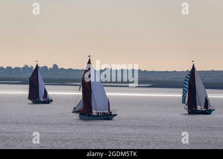 Stanford-le-Hope, Essex, Großbritannien. August 2021. Das erste Rennen im Jahr 1863 das Rennen, oder Spiel, gilt als der längste laufende Wettbewerb seiner Art in der Welt und wird von Thames Sailing Lastkähne des Designs, die seit dieser Zeit wenig verändert geblieben. Obwohl älter, hat sich der America's Cup entwickelt. Der lockere Start fand um 08:00 Uhr im Lower Hope Reach der Themse vor dem Stanford-le-Hope-Ufer statt. Das Rennen geht flussabwärts in die Mündung von Essex/Kent, bevor es wieder zur Ziellinie vor Gravesend zurückgeht, eine Distanz von 43 Seemeilen Stockfoto