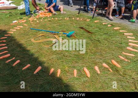 PANAJACHEL, GUATEMALA - 25. MÄRZ 2016: Menschen schmücken Osterteppiche im Dorf Panajachel, Guatemala Stockfoto