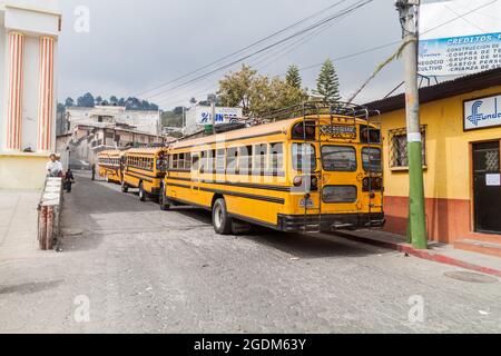 PANAJACHEL, GUATEMALA - 25. MÄRZ 2016: Lokale Busse ehemalige US-Schulbusse im Dorf Panajachel, Guatemala. Stockfoto