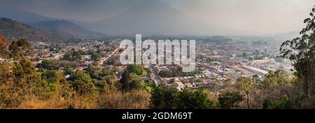 Luftaufnahme von Antigua, Guatemala. Vulkan Agua im Hintergrund. Stockfoto