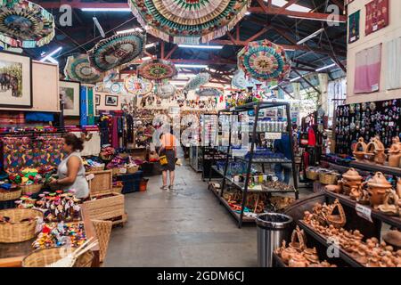 ANTIGUA, GUATEMALA - 26. MÄRZ 2016: Innenansicht des Nim Pot Textiles and Handicrafts Centers in Antigua Guatemala-Stadt, Guatemala. Stockfoto