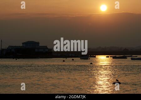 Sonnenuntergang über dem Fluss Deben, Fähre von Felixstowe, Suffolk. Stockfoto