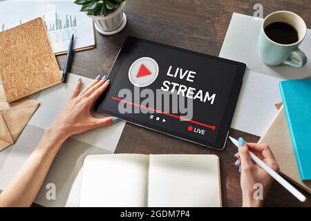 Live Stream übertragen oder Video und Audio über das Internet empfangen. Digitales Marketing und Werbung Konzept Stockfoto